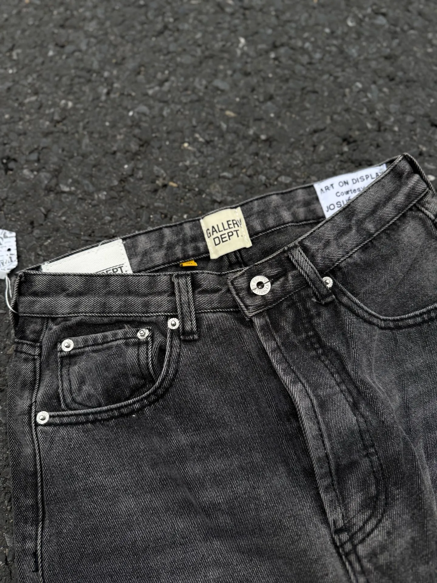 #8212 P246💰 GALLERY DEPT. LA Flared The first generation of Vintage spliced loose washed flared jeans - The original version is purchased and patterned to truly restore the ultimate texture of Vintage - The original hardware accessories, washed and other elevators, QR code analysis are all purchased from the original factory, high degree of restoration, you are welcome to compare with a certain product ~ - Three-dimensional version, loose and comfortable, not picky about the figure, taller and slimmer, factory Seiko, original factory quality control, same style for men and women, can be matched with couples Versatile recommendation: must-have jeans for all seasons - Sizes: 28 30 32 34 36